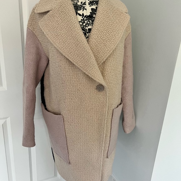 Color block coat. Size 6/S. Straight fit. Knee length. European brand. - Picture 4 of 10